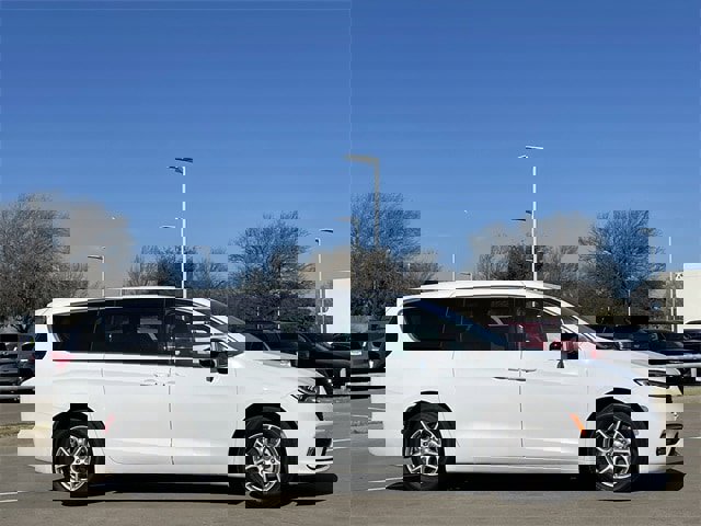 Used 2024 Chrysler Pacifica Touring-L image 3