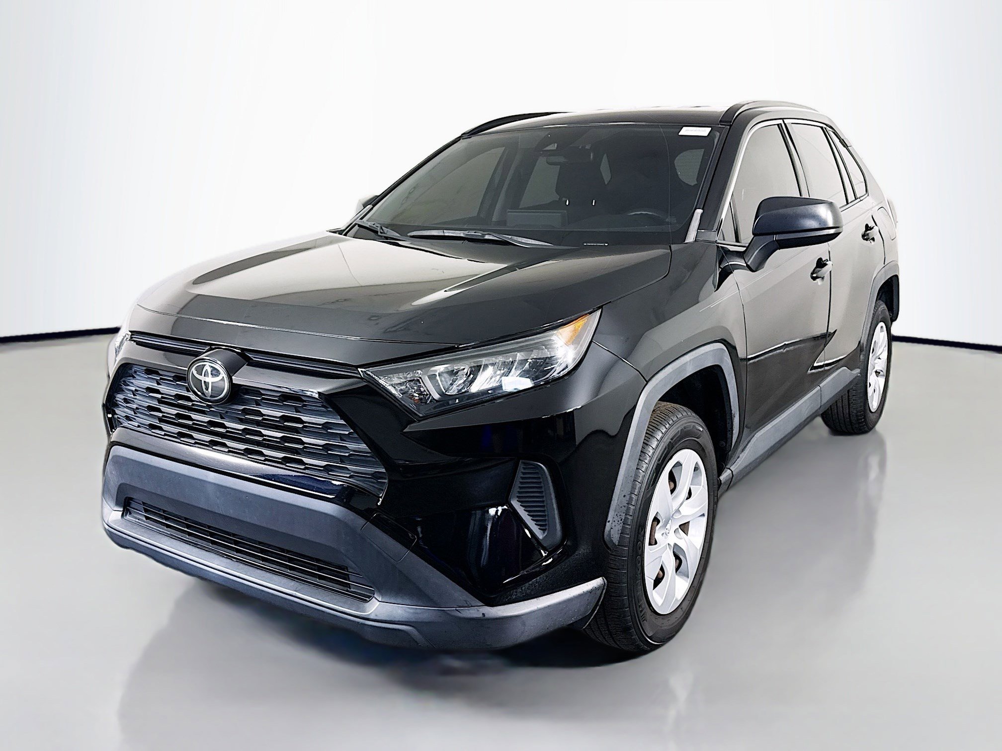 Used 2020 Toyota RAV4 LE image 4