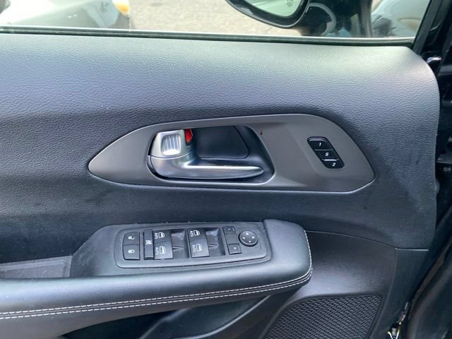 Used 2025 Chrysler Pacifica Select FWD image 13