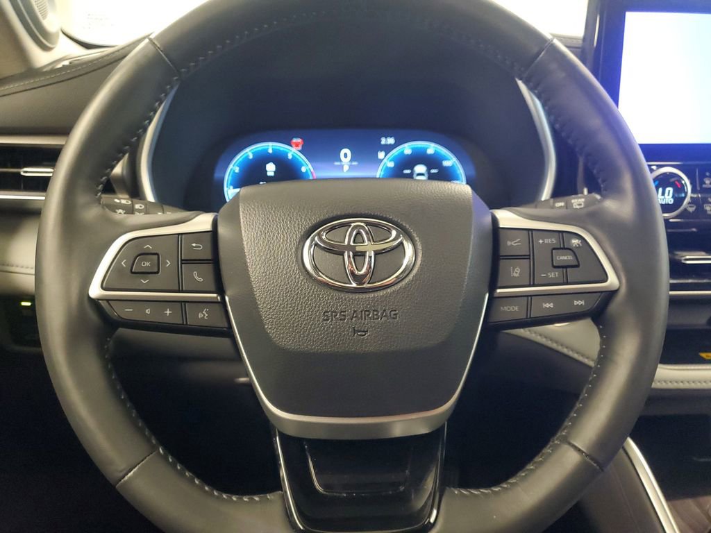 Used 2024 Toyota Highlander Limited image 22