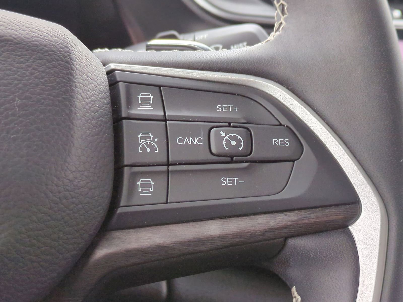 Used 2023 Jeep Grand Cherokee Limited w/ Luxury Tech Group II image 30