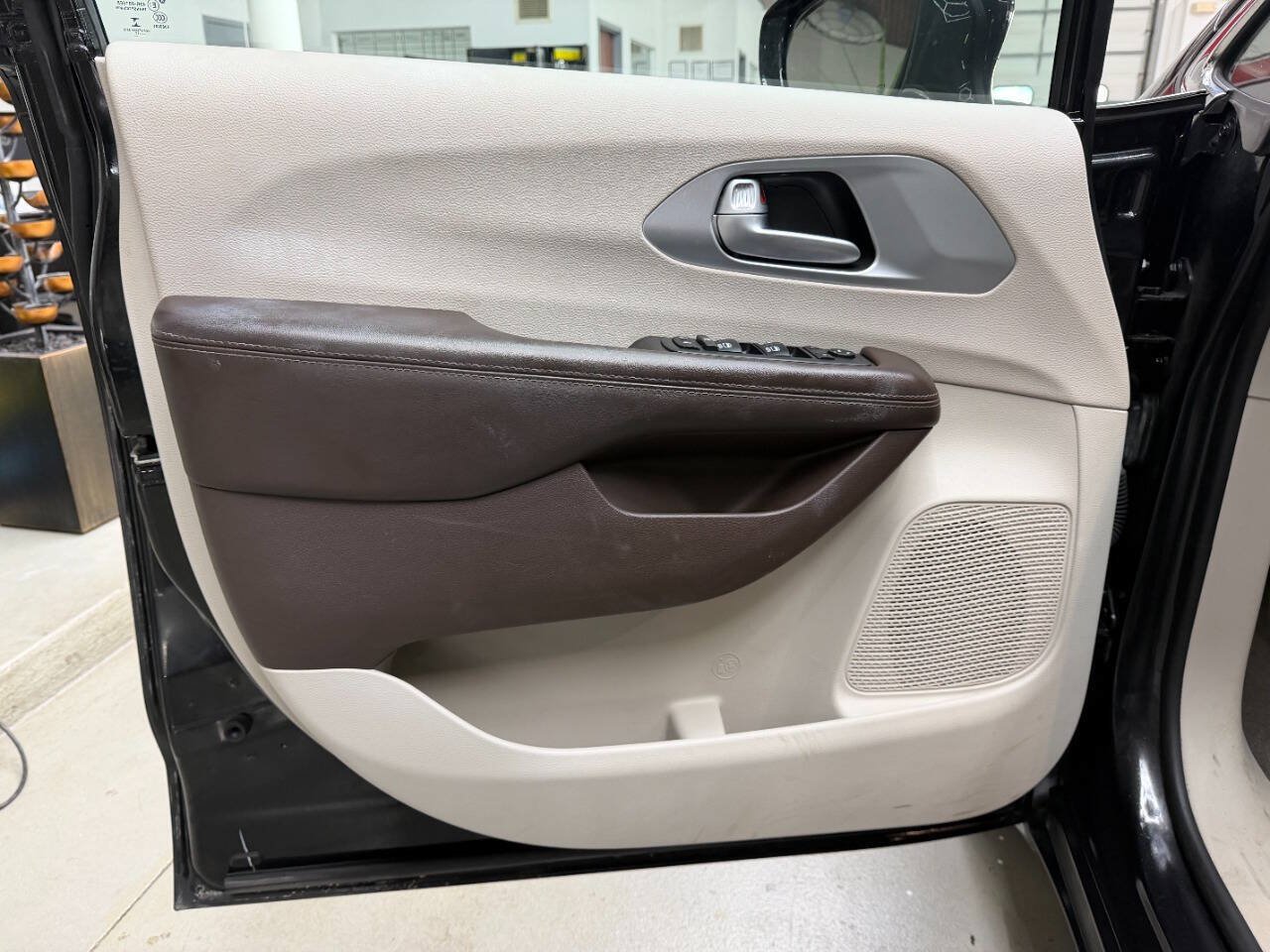 Used 2017 Chrysler Pacifica Touring-L Plus w/ Advanced Safetytec Group FWD image 10
