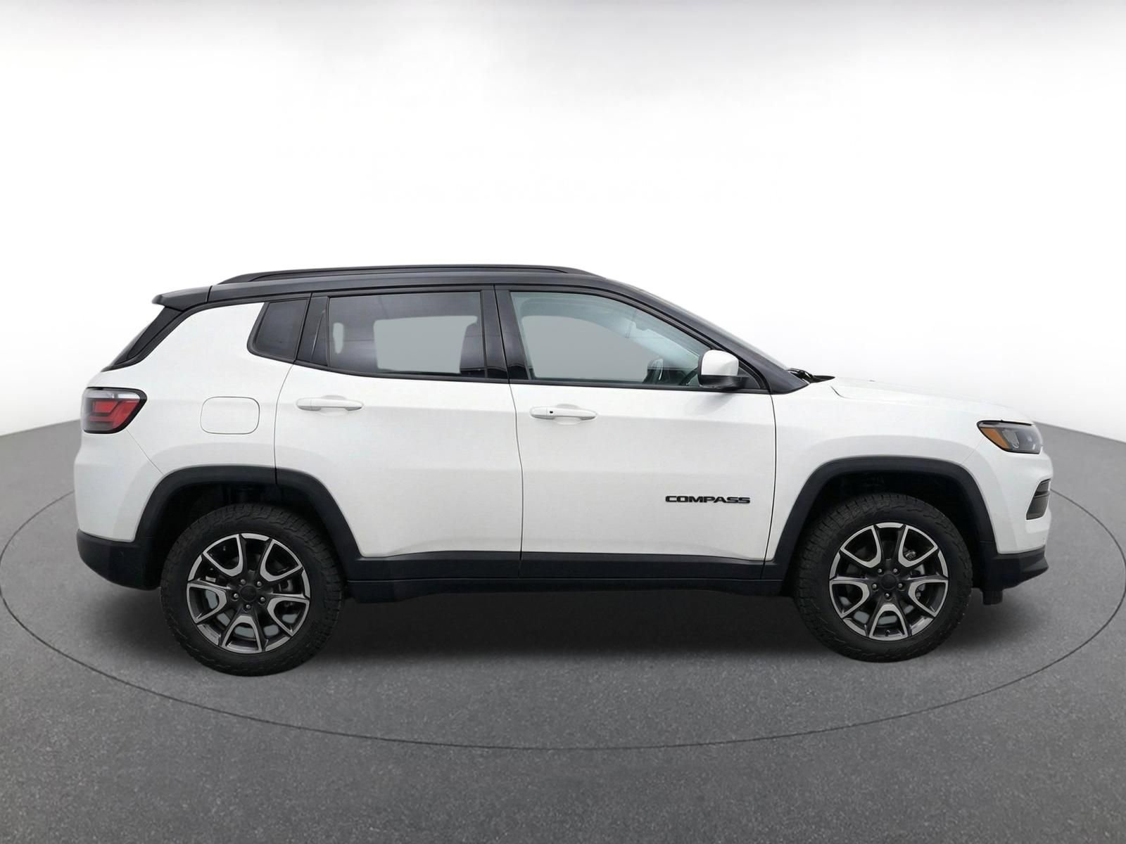 Used 2025 Jeep Compass Trailhawk AWD/4WD image 10