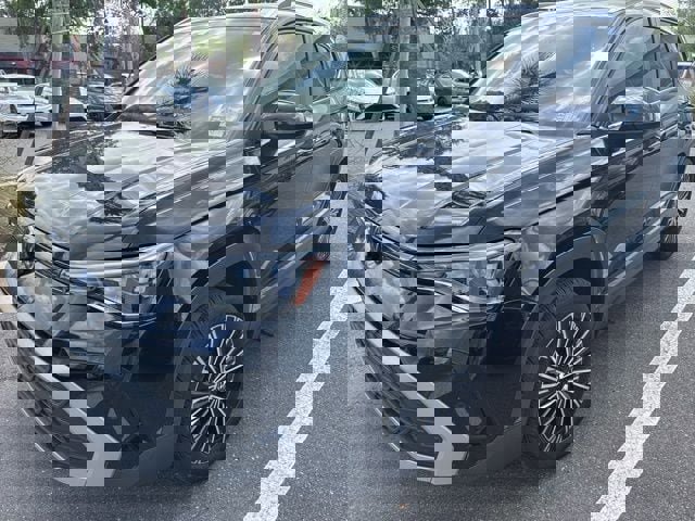 Used 2025 Volkswagen Taos SE image 2