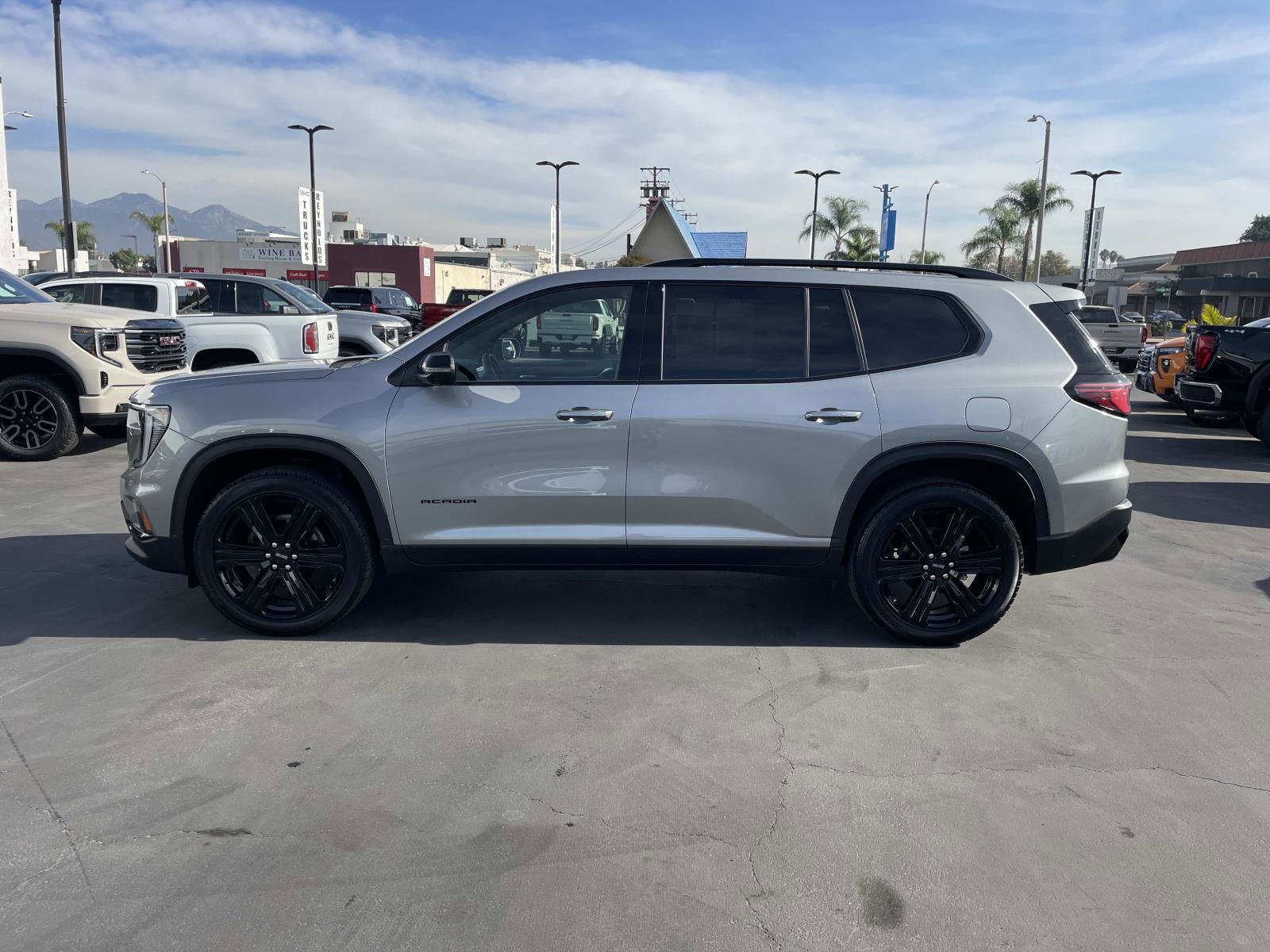 Used 2025 GMC Acadia Elevation w/ Elevation Premium Package image 8