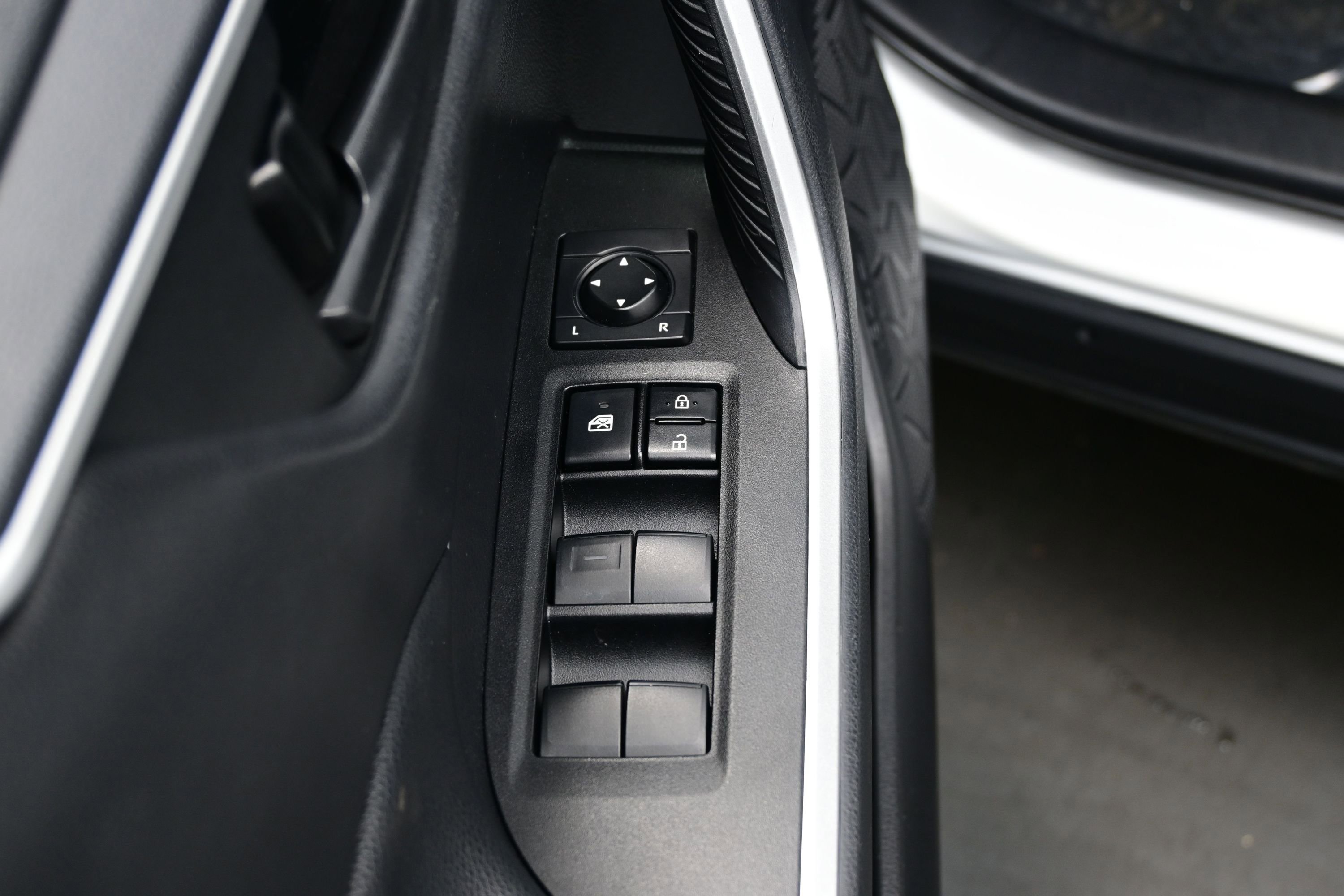 Used 2021 Toyota RAV4 LE AWD/4WD image 10