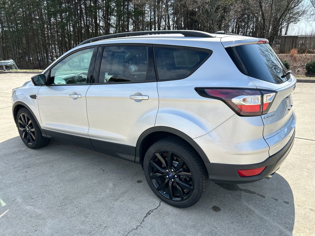 Used 2018 Ford Escape SE w/ SE Sport Appearance Package image 3