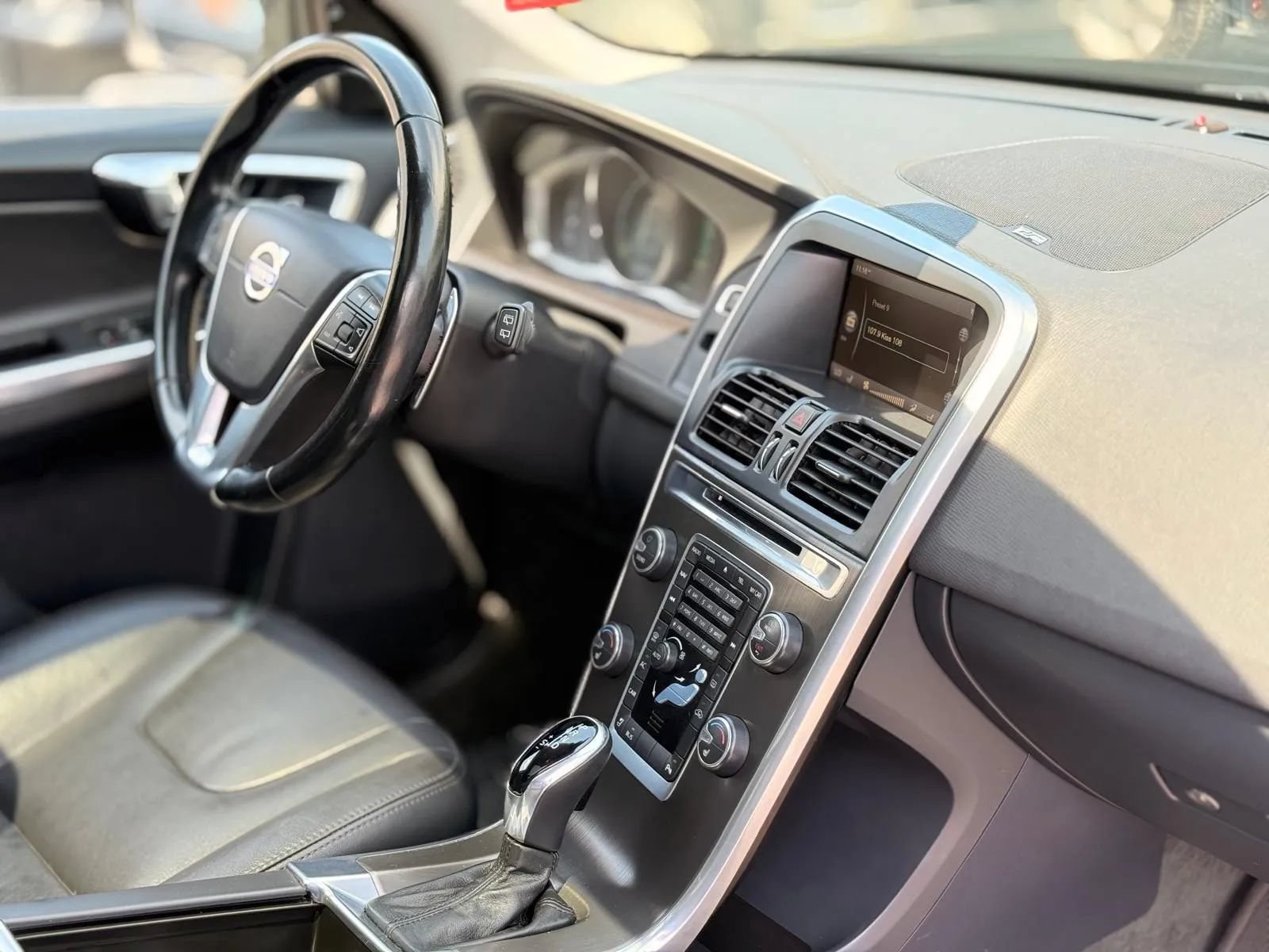 Used 2015 Volvo XC60 T6 Platinum AWD/4WD image 25
