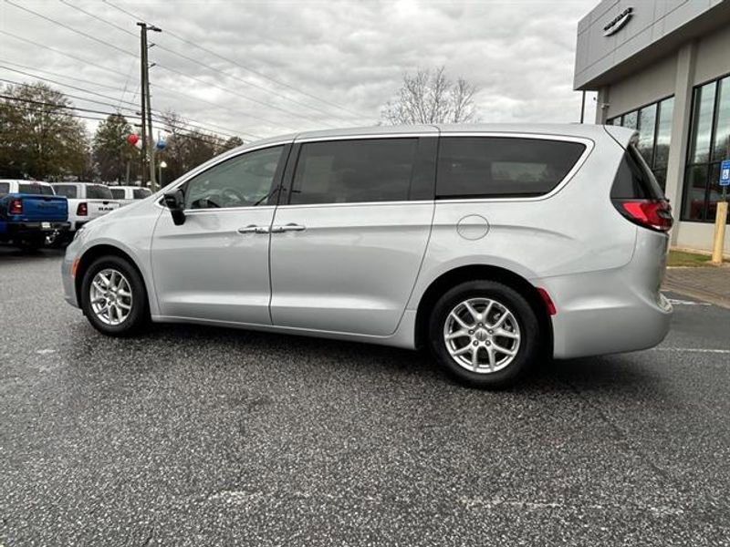 Used 2024 Chrysler Pacifica Touring-L FWD image 5
