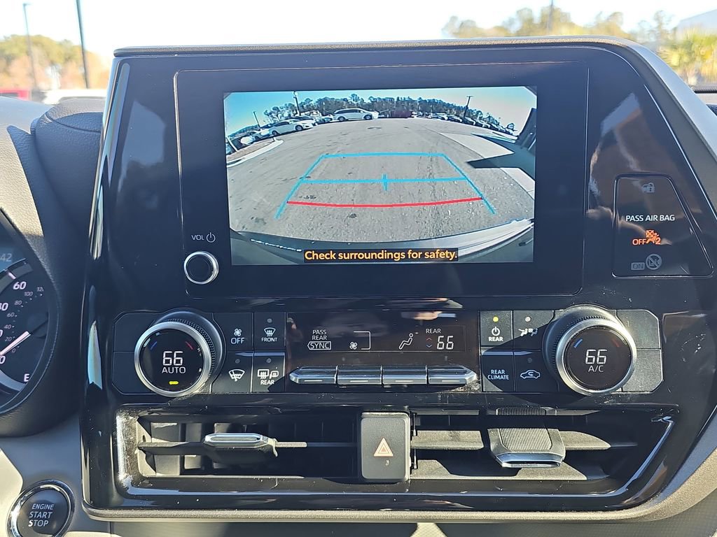 Used 2023 Toyota Highlander L image 29