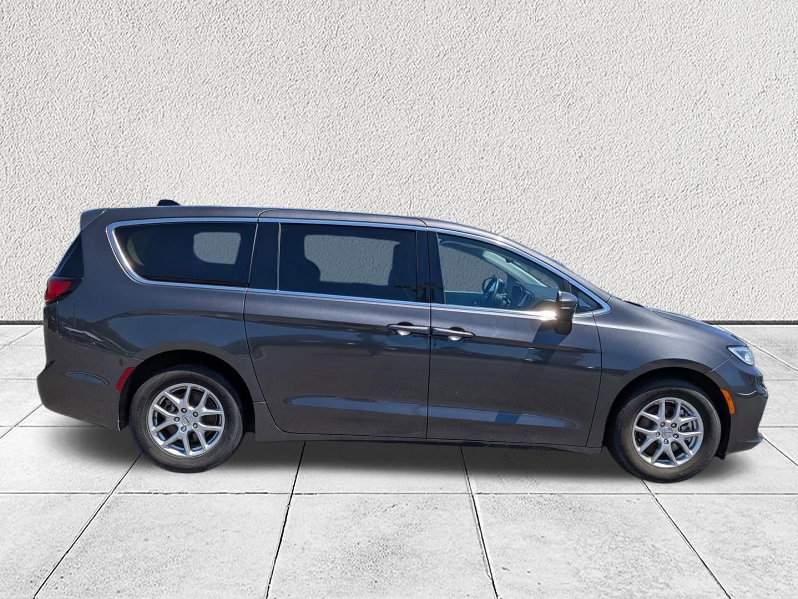 Used 2023 Chrysler Pacifica Touring-L FWD image 2