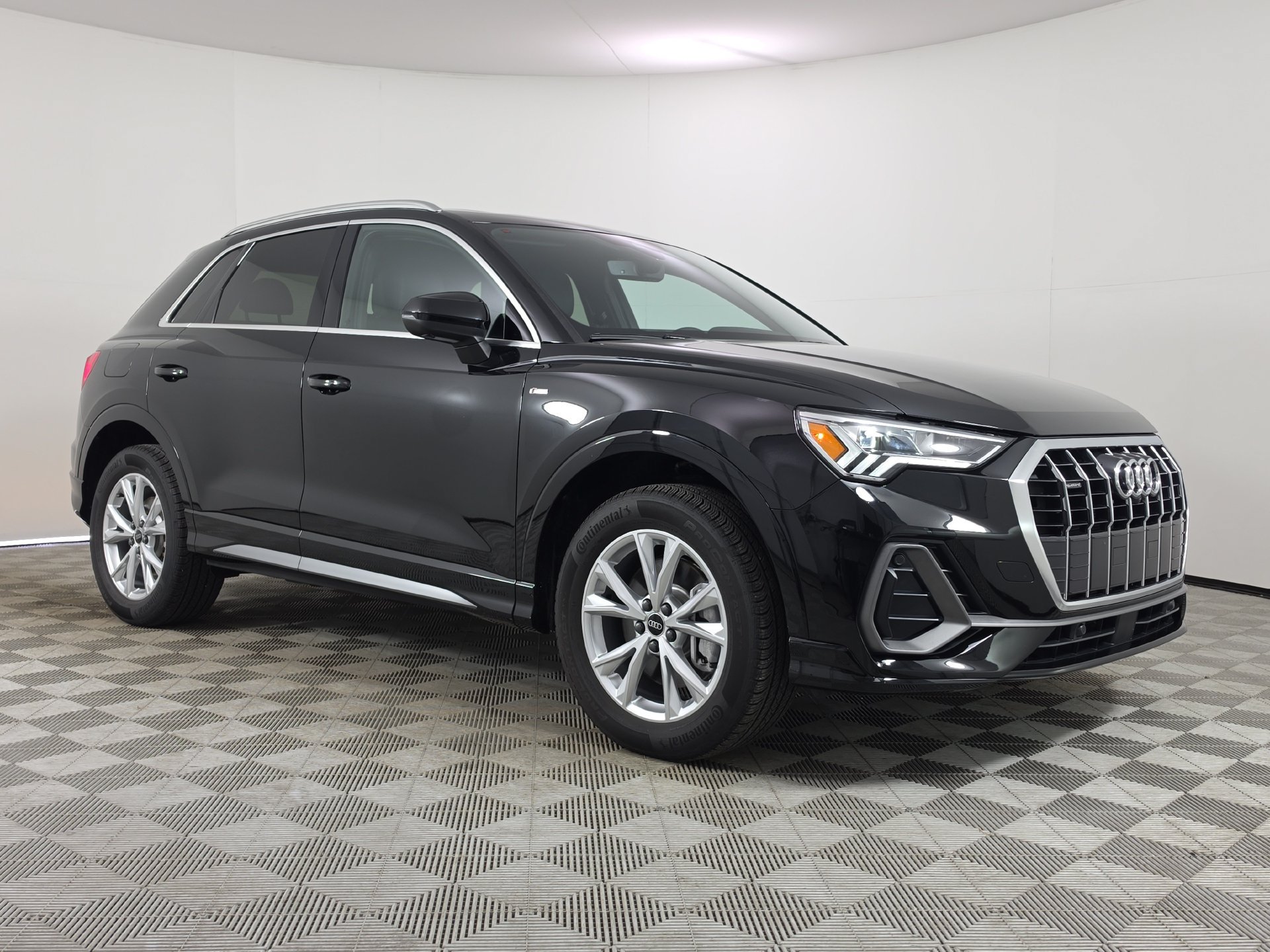 Certified 2025 Audi Q3 2.0T Premium Plus w/ Premium Plus Package