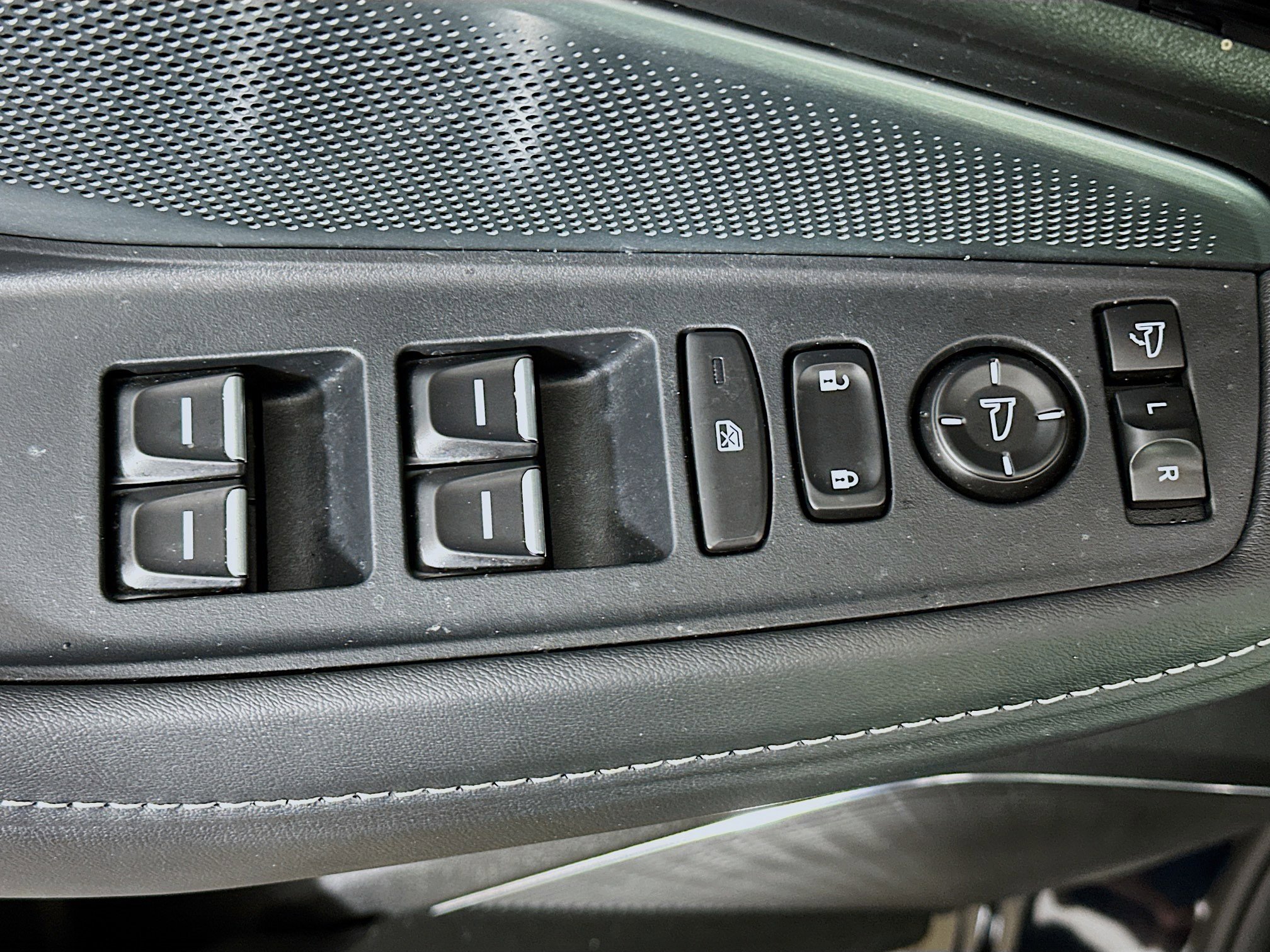 Used 2025 Acura MDX SH-AWD w/ Technology Package image 15