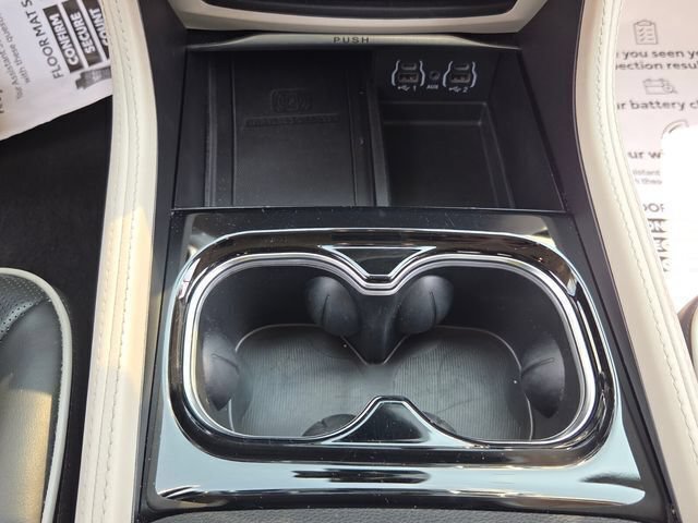 Used 2024 Chrysler Pacifica Limited FWD image 18