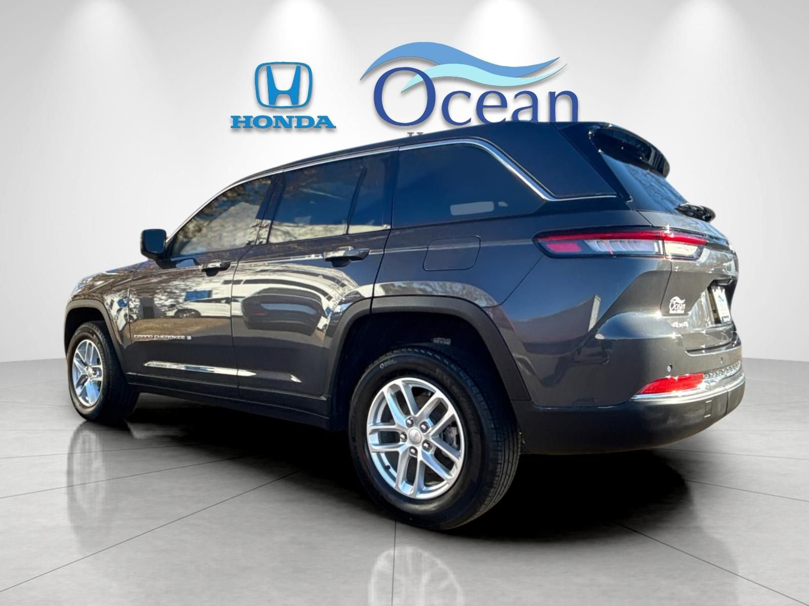 Used 2024 Jeep Grand Cherokee Laredo X w/ Luxury Tech Group I image 3