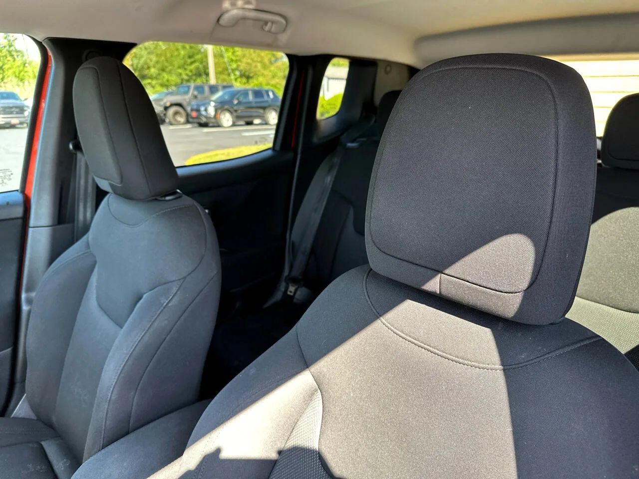 Used 2017 Jeep Renegade Latitude w/ Safety & Security Group AWD/4WD image 9