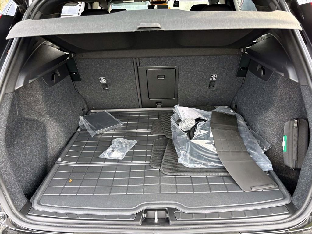 Used 2024 Volvo XC40 Recharge Core w/ Protection Package Premier image 9