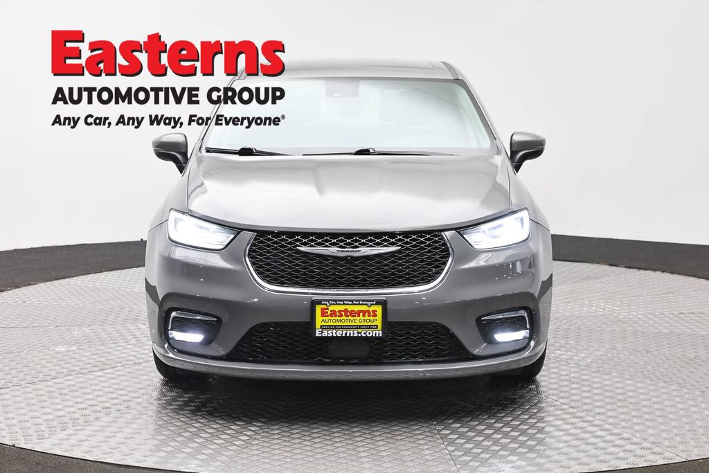 Used 2023 Chrysler Pacifica Touring-L FWD image 2