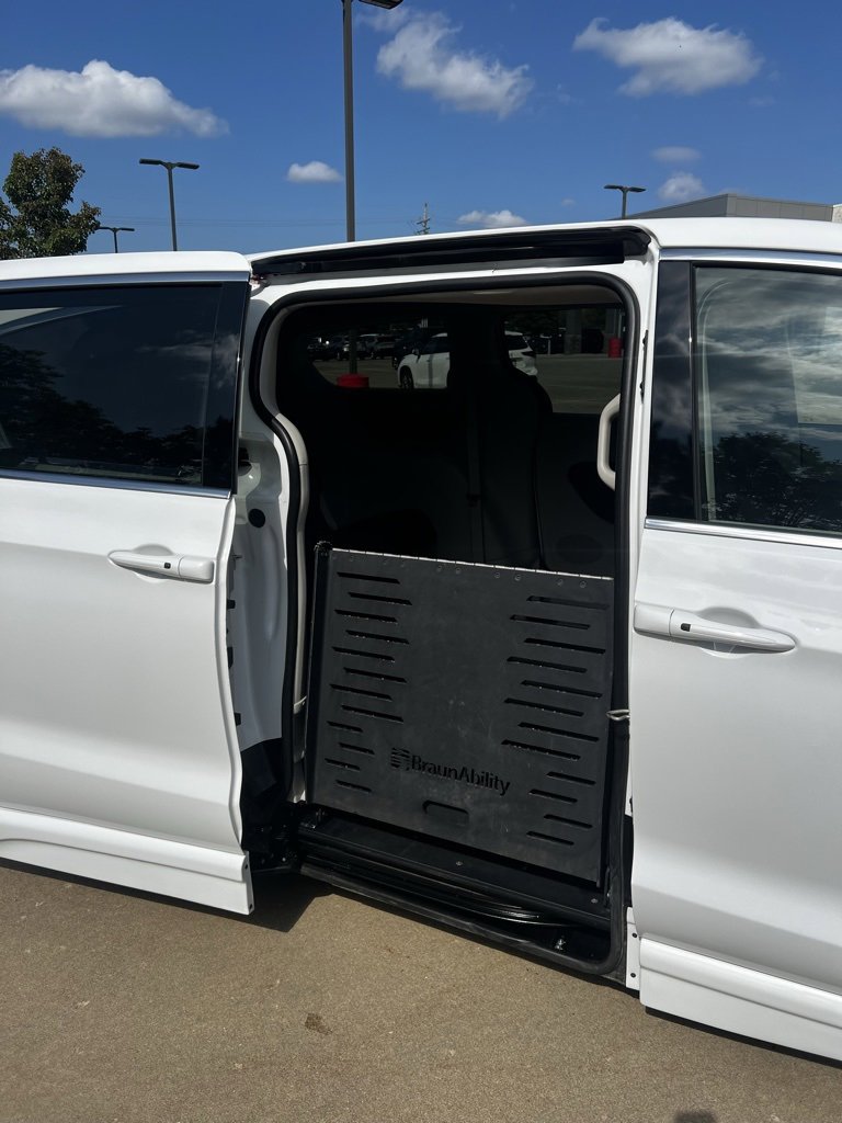 Used 2022 Chrysler Voyager LX image 30