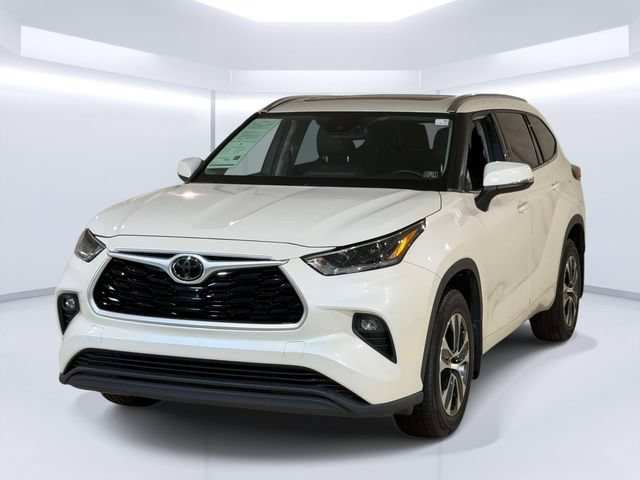 Used 2021 Toyota Highlander XLE AWD/4WD image 1