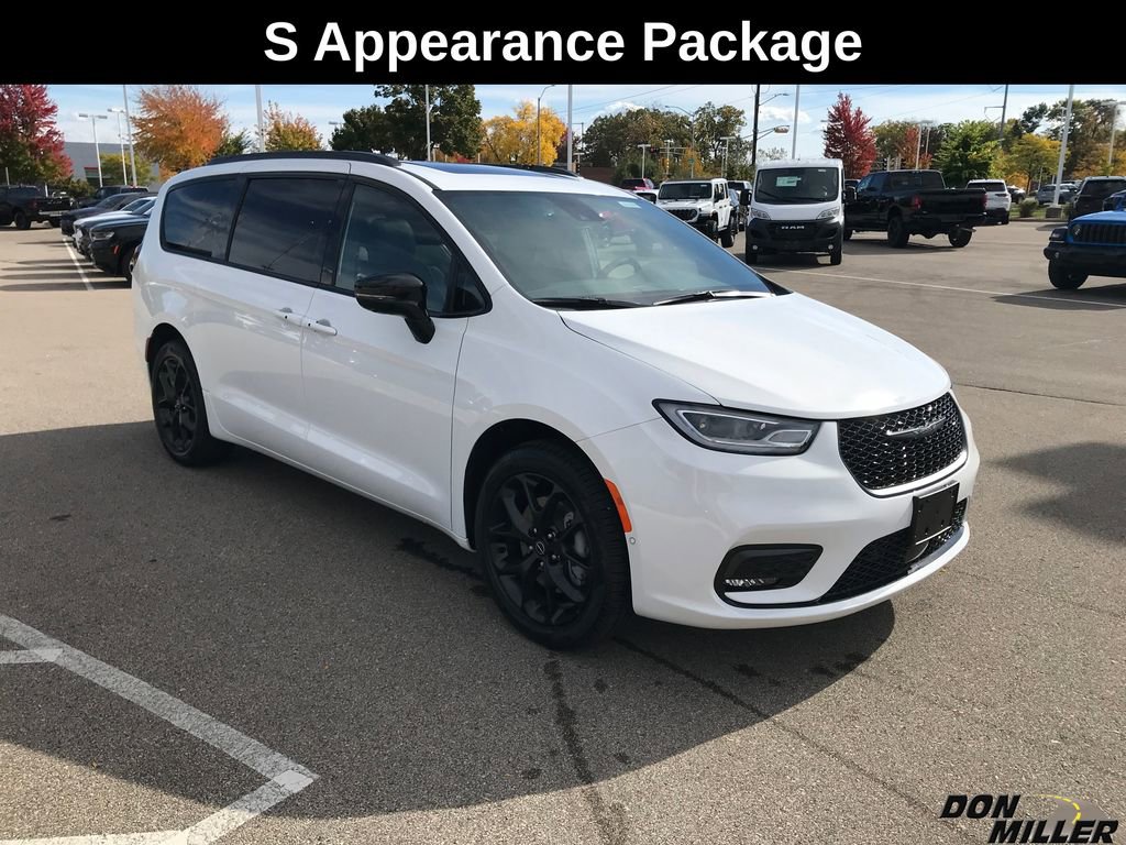 New 2026 Chrysler Pacifica Limited w/ S Appearance Package image 3