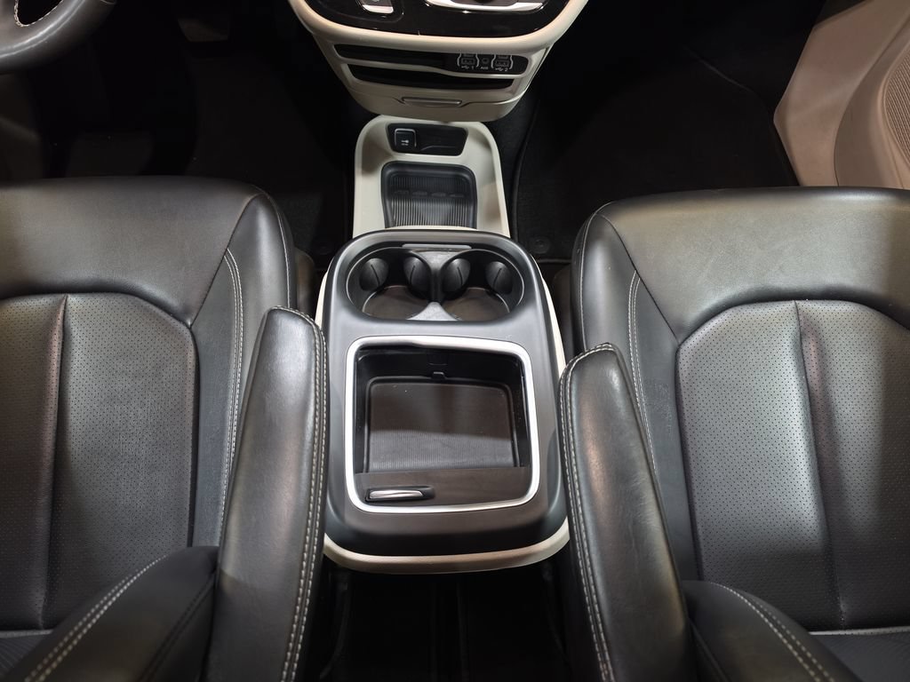 Used 2024 Chrysler Pacifica Touring-L FWD image 16