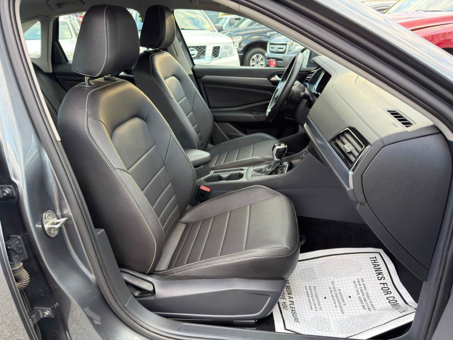 Used 2024 Volkswagen Jetta SE FWD image 17