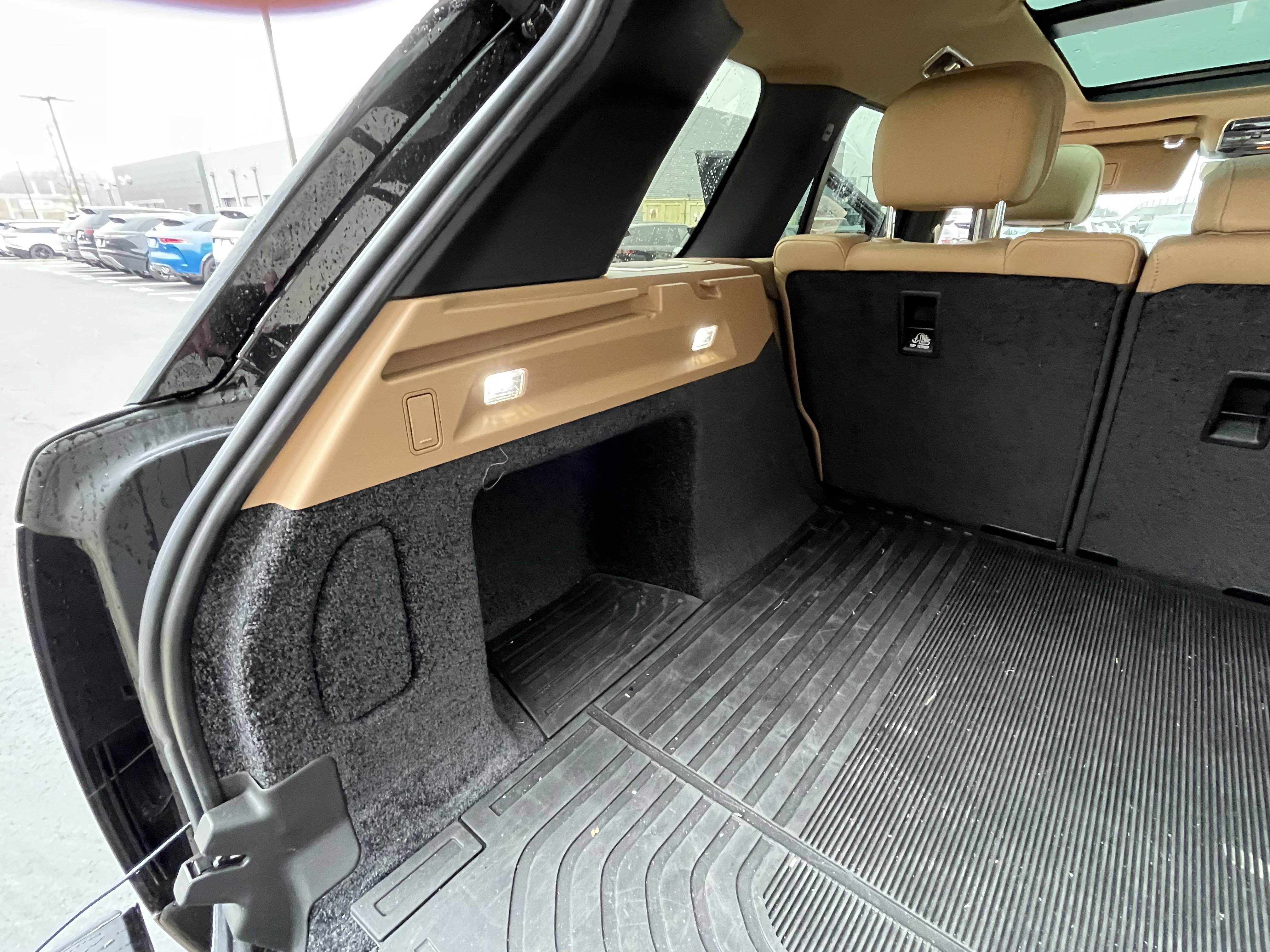 Certified 2025 Land Rover Range Rover SE image 33