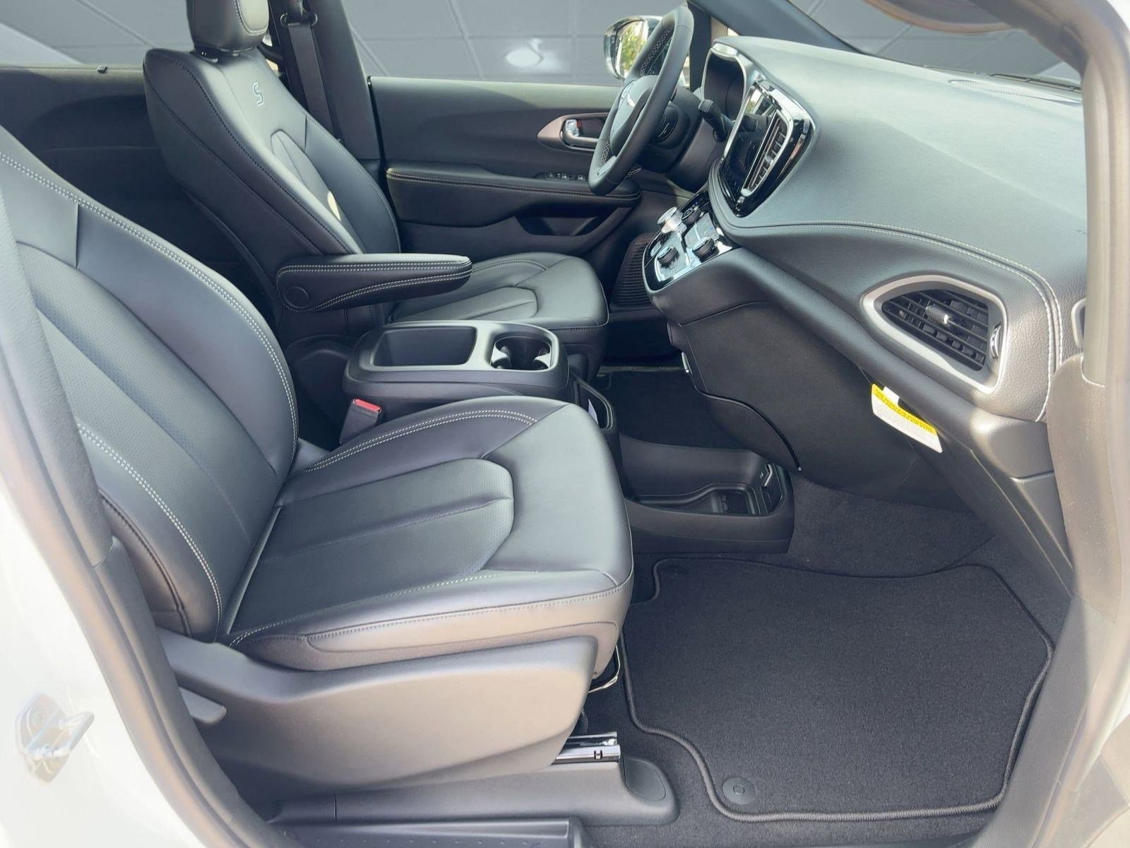 Used 2026 Chrysler Pacifica Select w/ S Appearance Package image 29