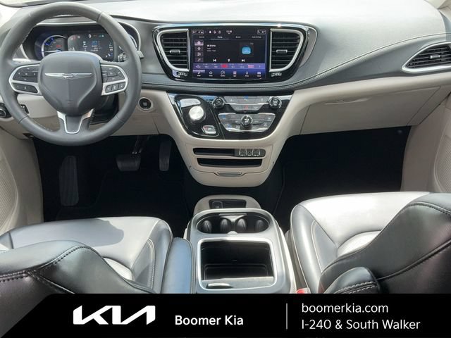 Used 2023 Chrysler Pacifica Touring-L FWD image 16