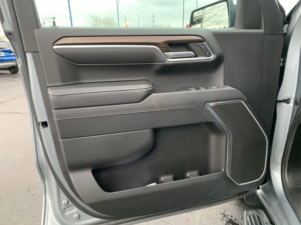 Used 2023 Chevrolet Silverado 1500 LT AWD/4WD image 19