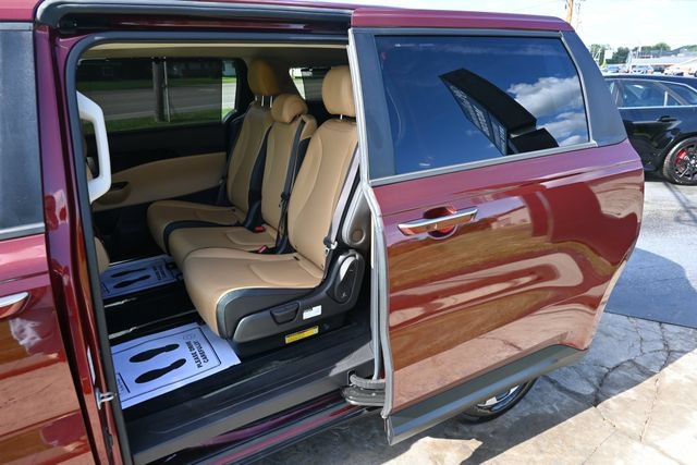 Used 2022 Kia Carnival EX FWD image 24