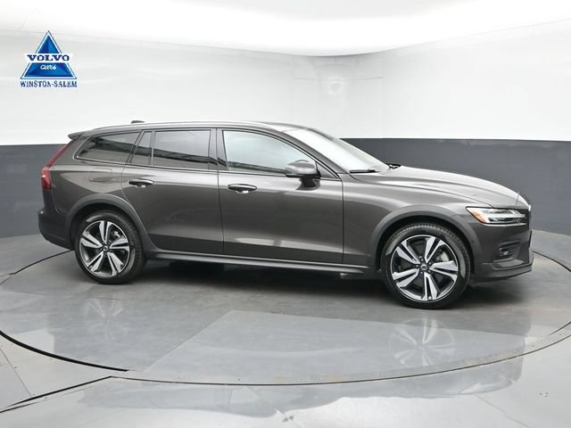 Used 2025 Volvo V60 B5 Cross Country Plus AWD/4WD image 1