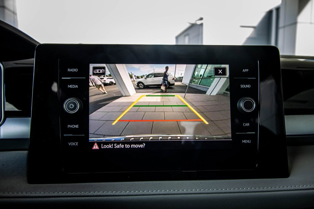 Certified 2025 Volkswagen Taos SE w/ Black Wheel Package image 3