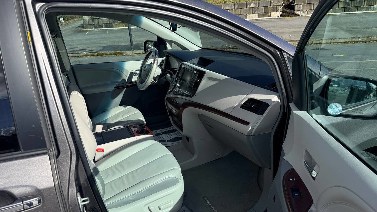 Used 2012 Toyota Sienna Limited w/ Premium Pkg image 18