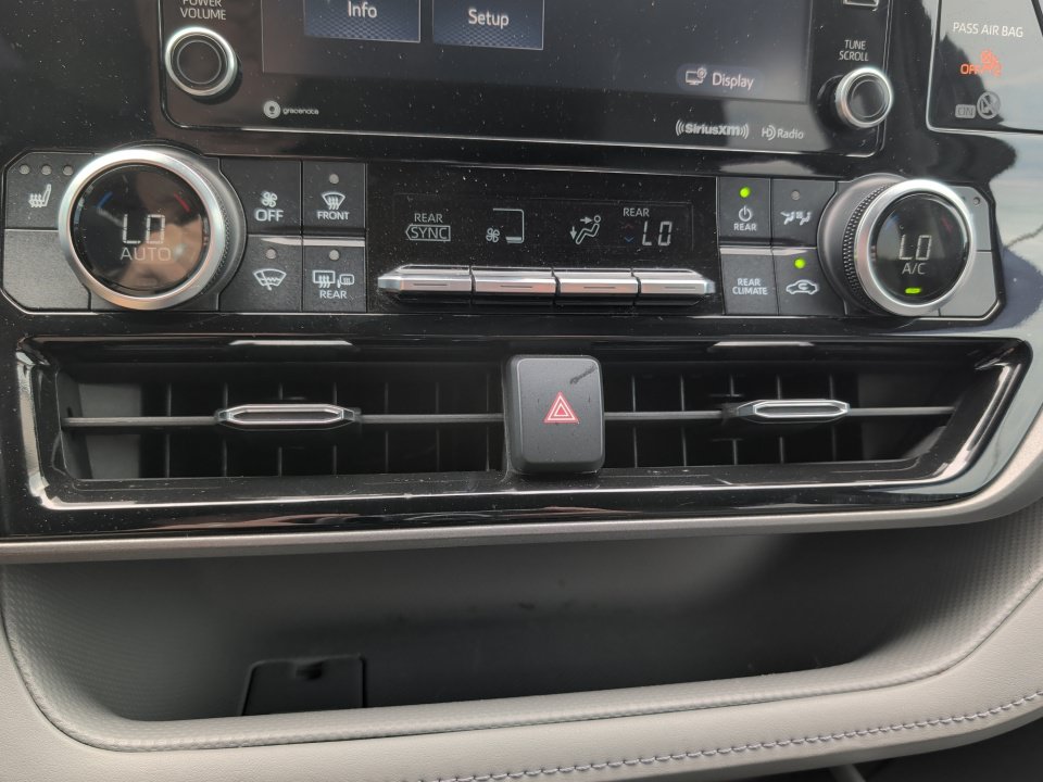 Used 2021 Toyota Highlander XLE AWD/4WD image 22