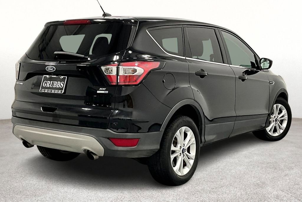 Used 2017 Ford Escape SE image 2