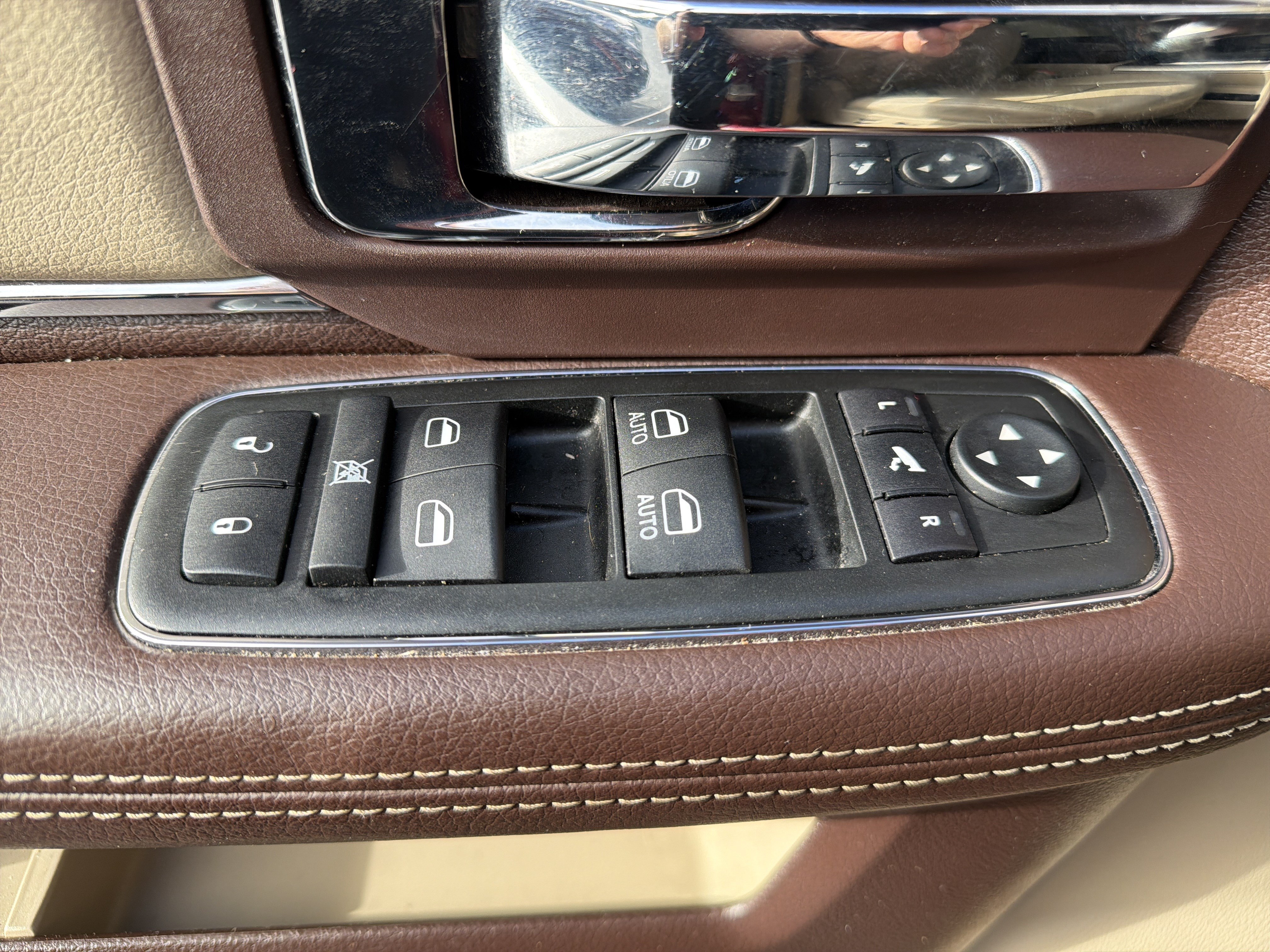 Used 2014 RAM 1500 Laramie w/ Convenience Group AWD/4WD image 14