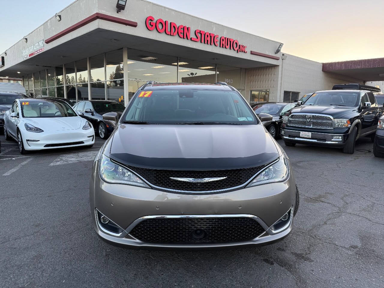Used 2017 Chrysler Pacifica Touring-L Plus w/ Advanced Safetytec Group FWD image 2