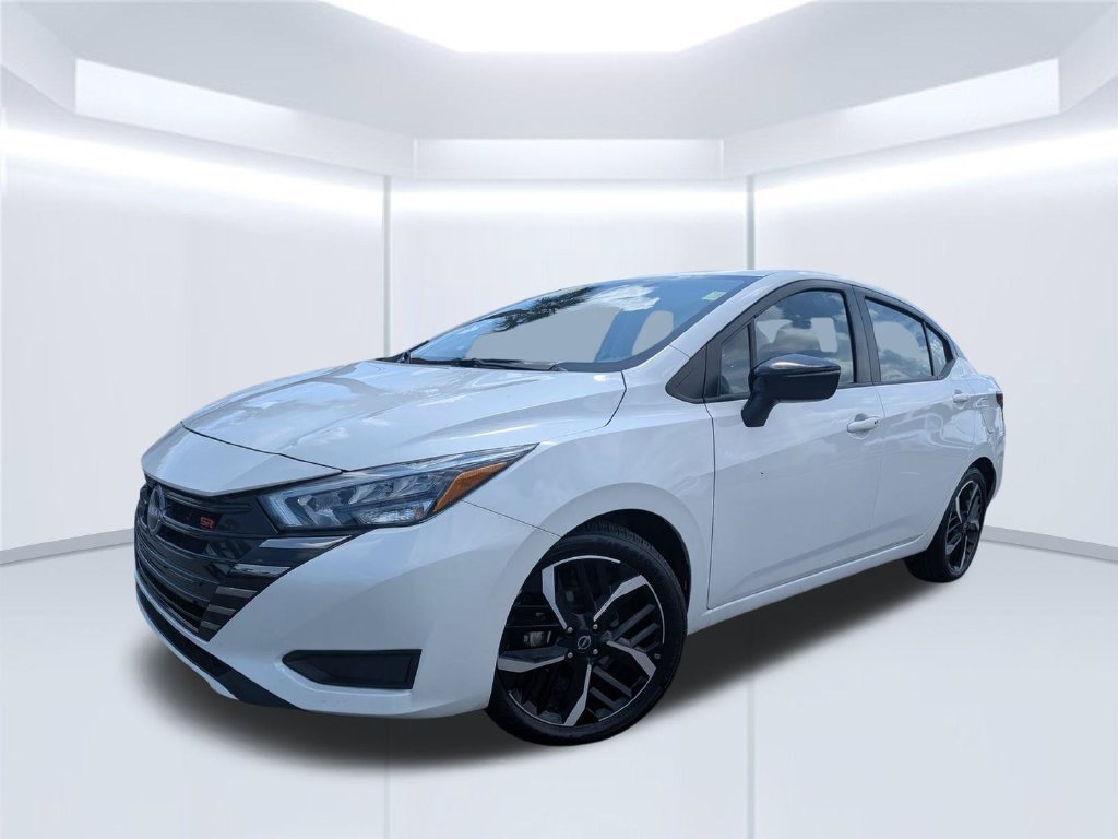 Used 2025 Nissan Versa SR FWD image 2