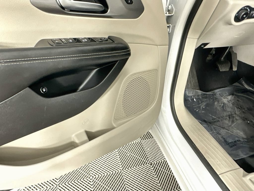 Certified 2022 Chrysler Pacifica Touring-L FWD image 25