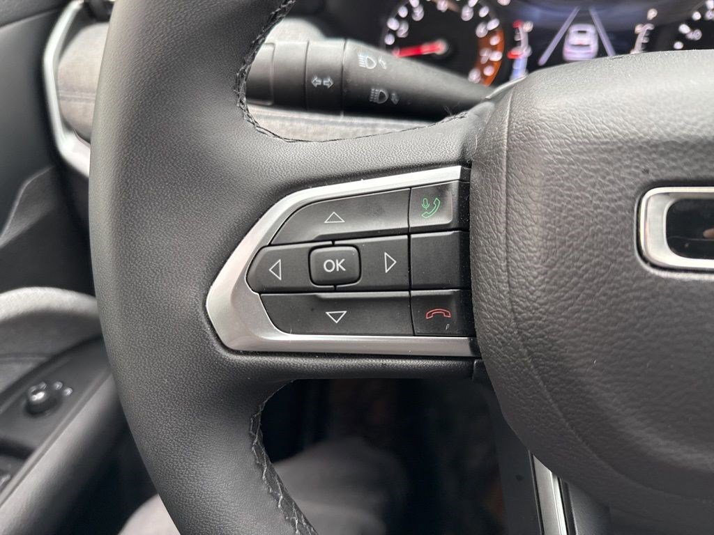 Used 2024 Jeep Compass Latitude image 11