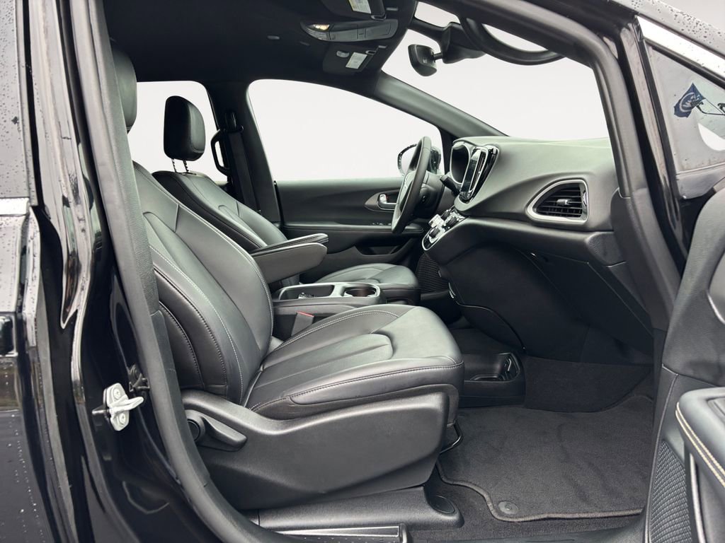 Used 2025 Chrysler Pacifica Select image 10