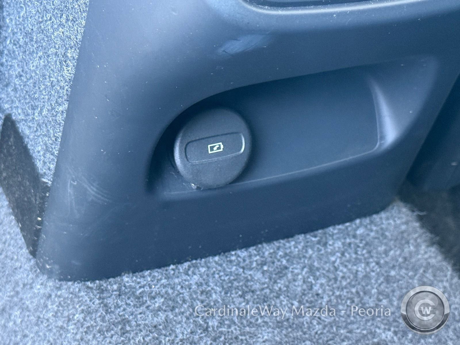 Used 2025 Volvo XC40 B5 Plus image 32