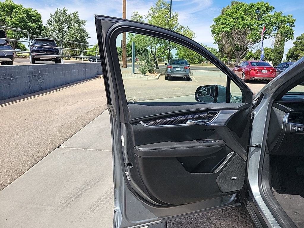 Used 2025 Cadillac XT6 Premium Luxury FWD image 11