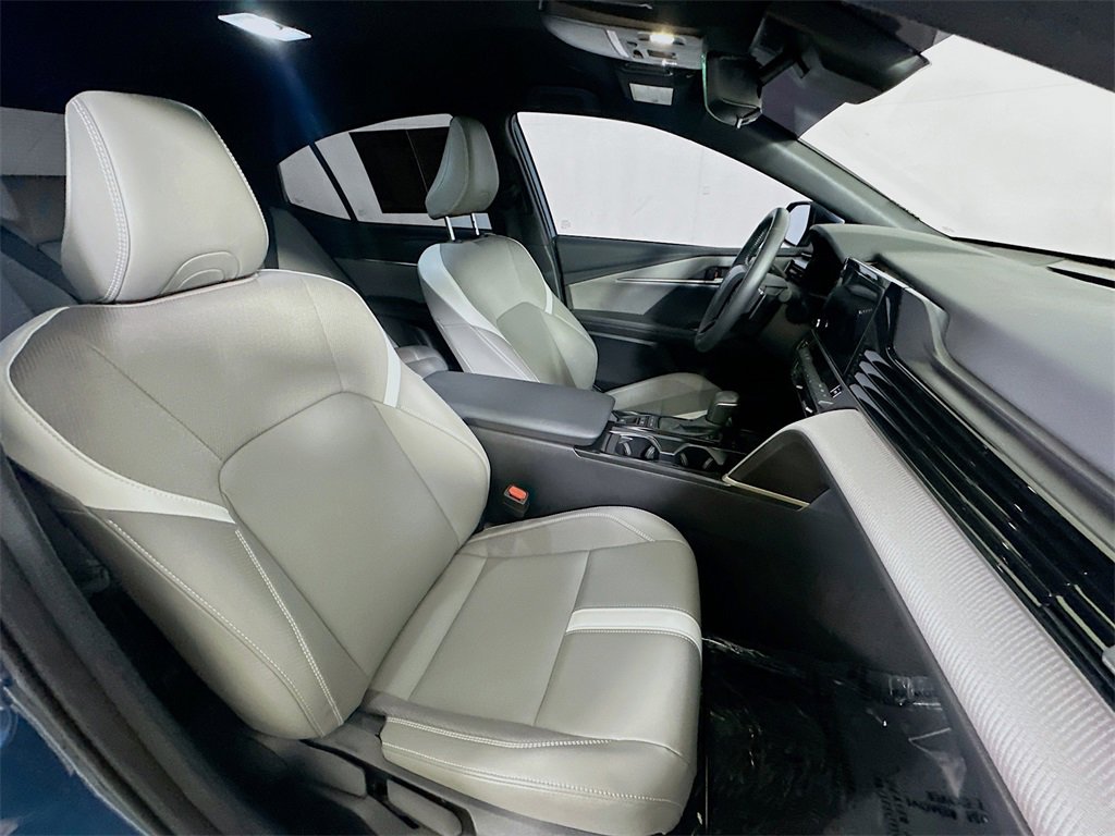 Used 2025 Toyota Camry SE image 12