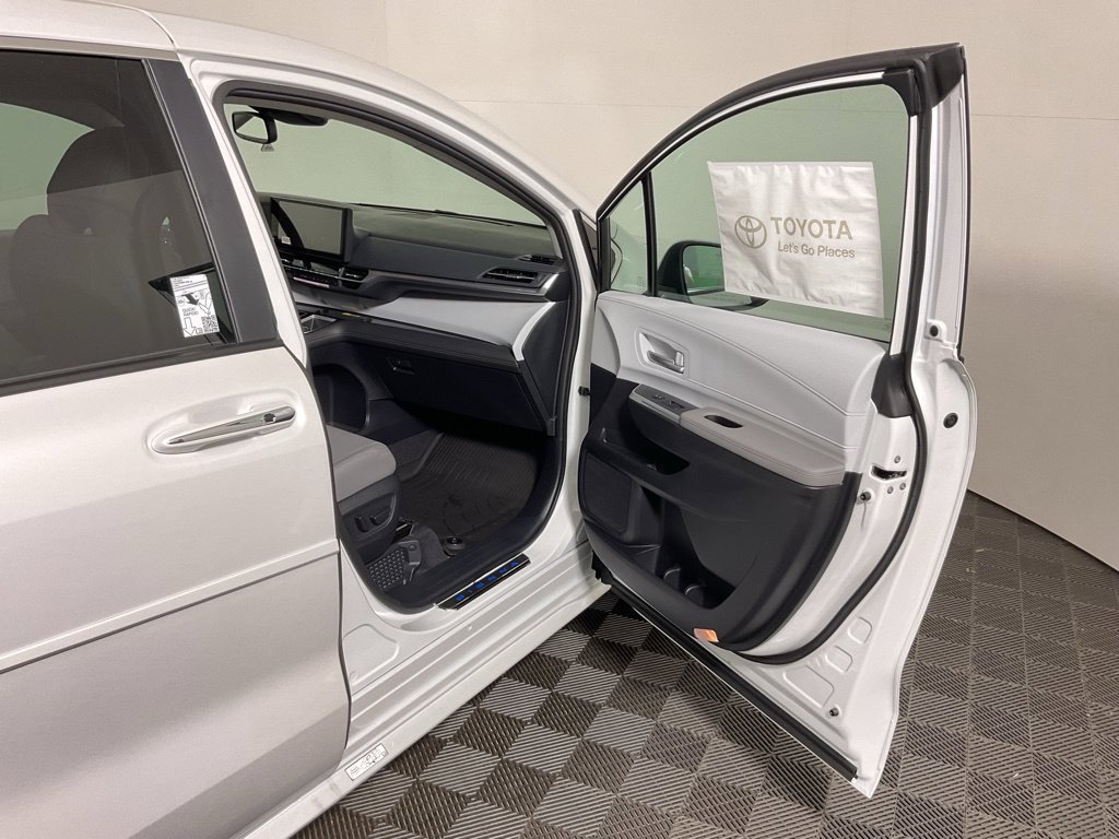 New 2026 Toyota Sienna XLE FWD image 37