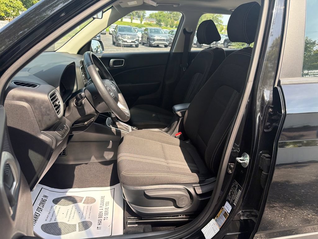 Used 2025 Hyundai Venue SEL FWD image 11