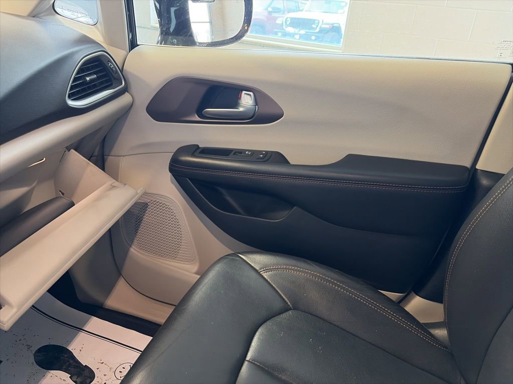 Used 2017 Chrysler Pacifica Touring-L image 50