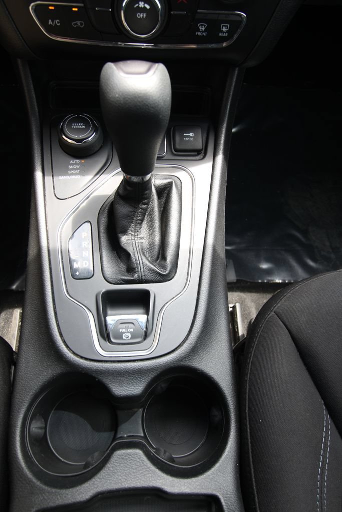 Used 2020 Jeep Cherokee Latitude w/ Cold Weather Group AWD/4WD image 25